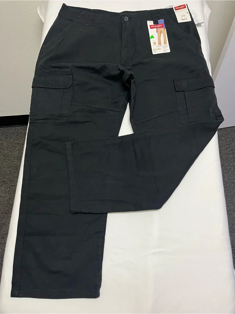 Wrangler Men’s Relaxed Fit Black Pants NWT 38x30 Epic Soft Straight Leg - Picture 1 of 8